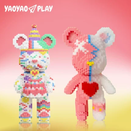 A cute brick - built bear clutching a heart, with size and piece number information.