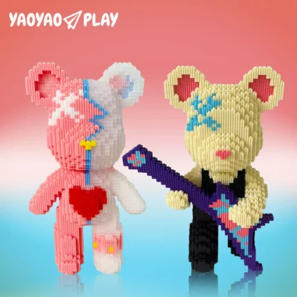 Image of two differently - designed brick - built bears with a gradient background. 说明：Separate the bricks for each bear before starting. When building the pink and white bear, pay close